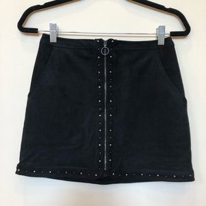 American Eagle - Black studded skirt